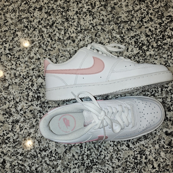 Nike Vision Low Tops - Picture 3 of 4